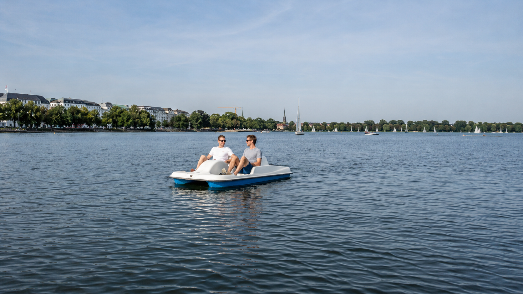 Freunde genießen den Tag draußen in Hamburg